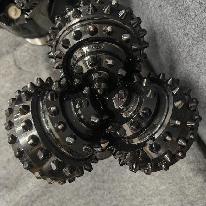 Σφυρηλατημένα κομμάτια κυλίνδρων Tricone Carbide για την εξόρυξη πετρελαίου και φυσικού αερίου - Γεωλογία με βάση το νερό