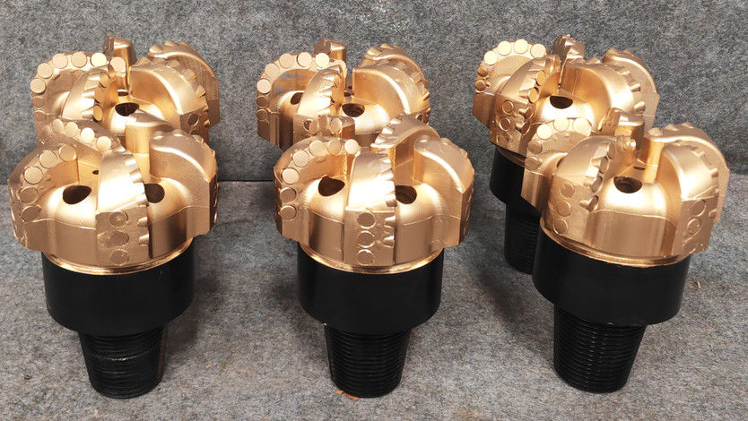 PPDC τρυπάνι 102mm API 2 3/8 Reg Διαμαντένιο σύνθετο Τρία πτέρυγα τόξο γωνία τρυπάνι Bit Non Core τρυπάνι